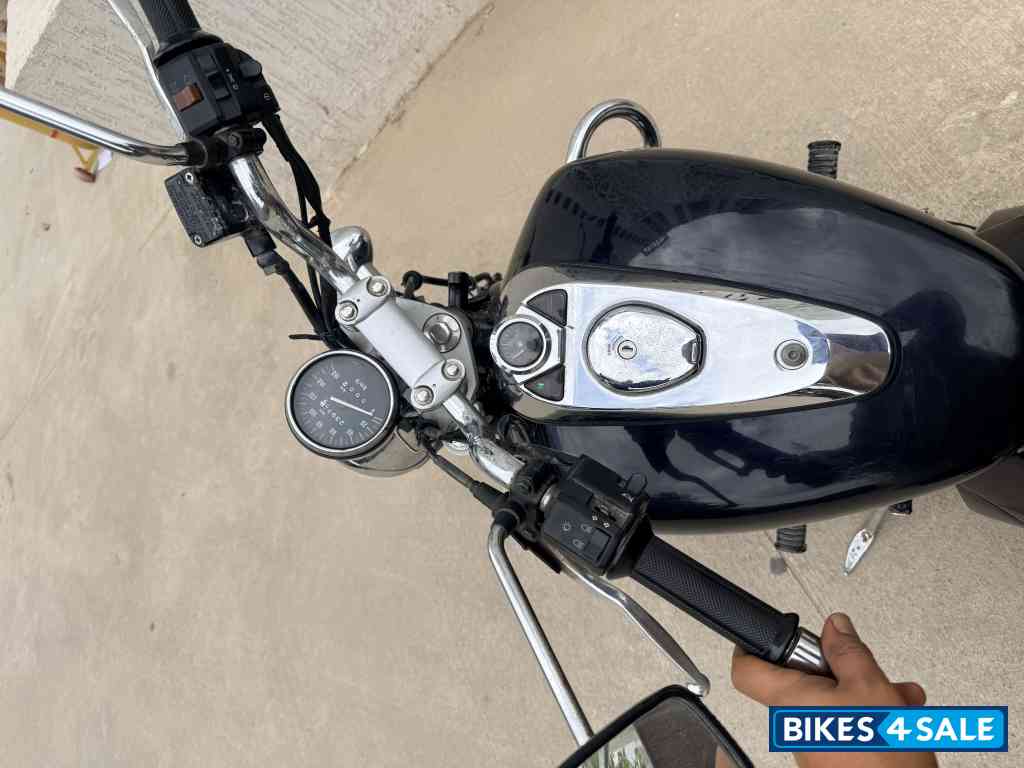 Black Bajaj Avenger 220 DTS-i