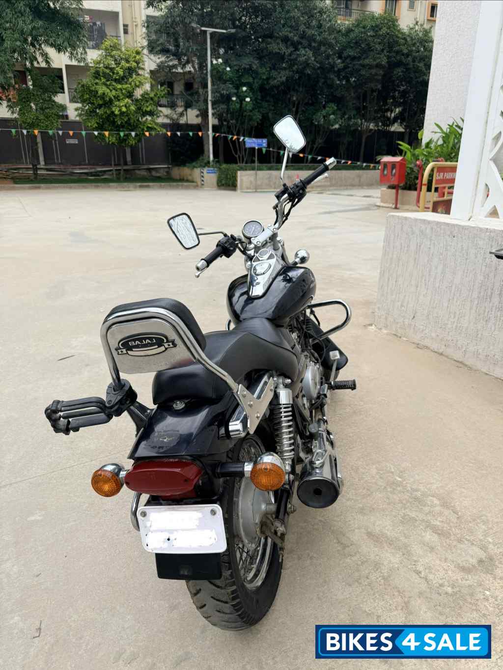 Black Bajaj Avenger 220 DTS-i