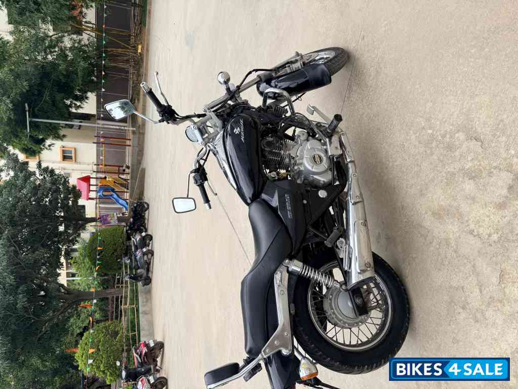 Black Bajaj Avenger 220 DTS-i