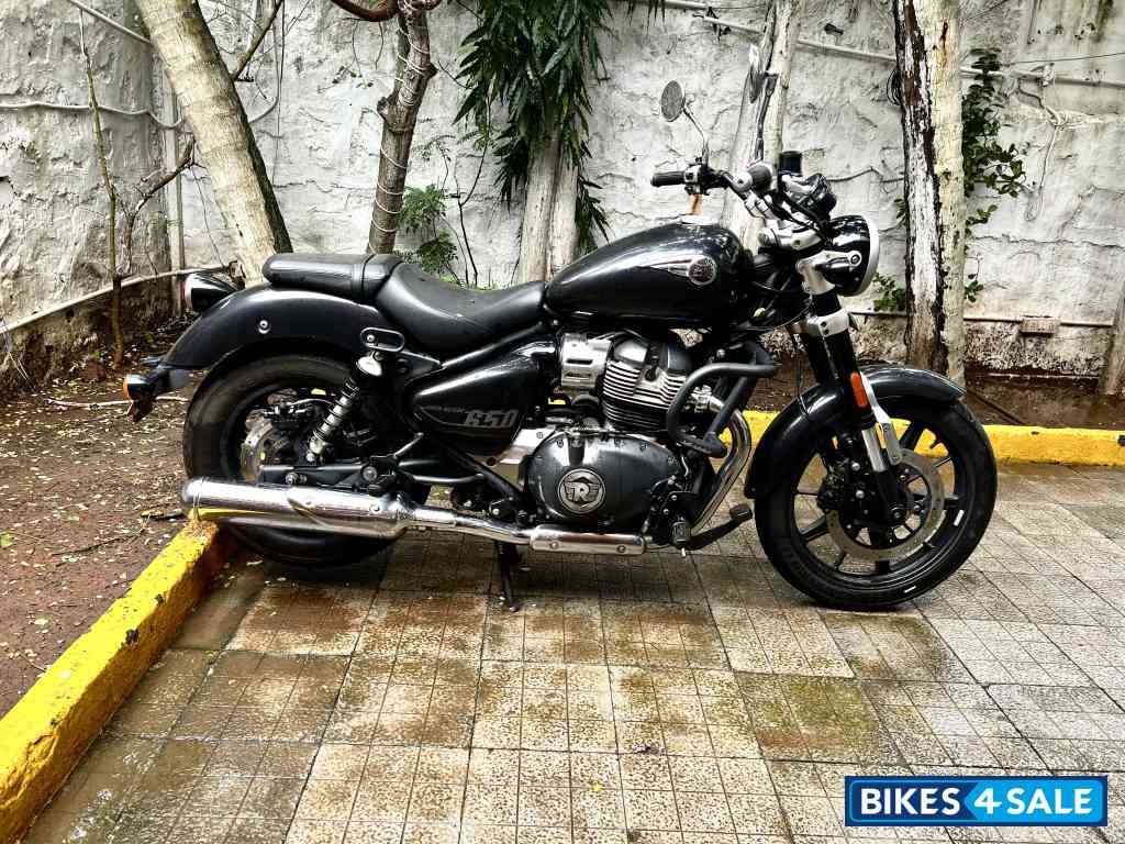 Black Royal Enfield Super Meteor 650 Black Royal Enfield Super Meteor 650