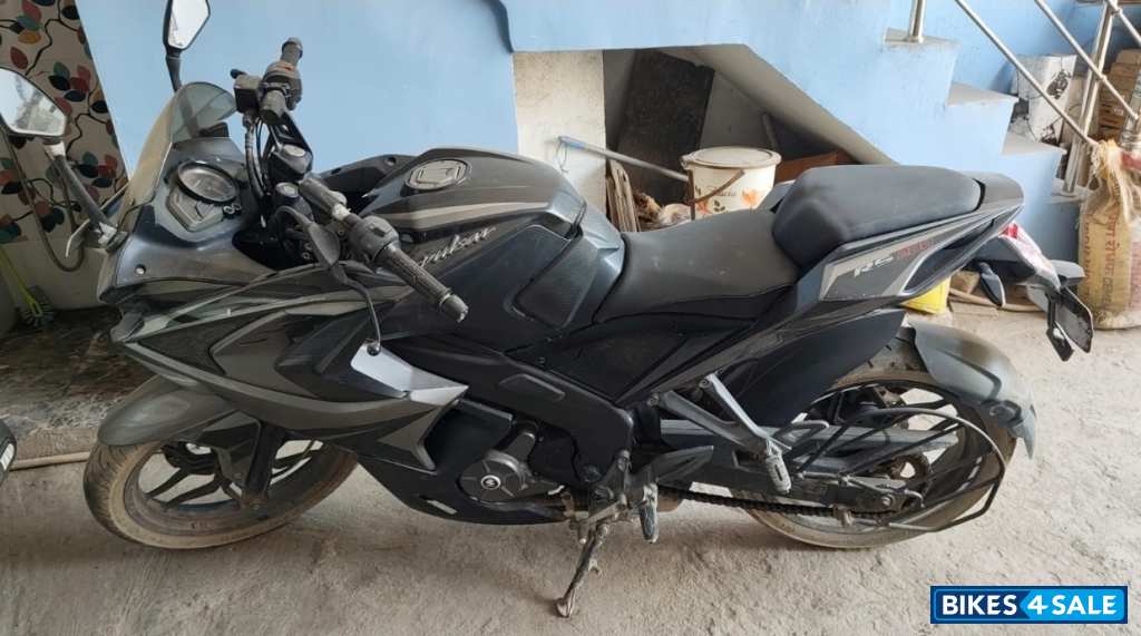 Black Bajaj Pulsar RS 200