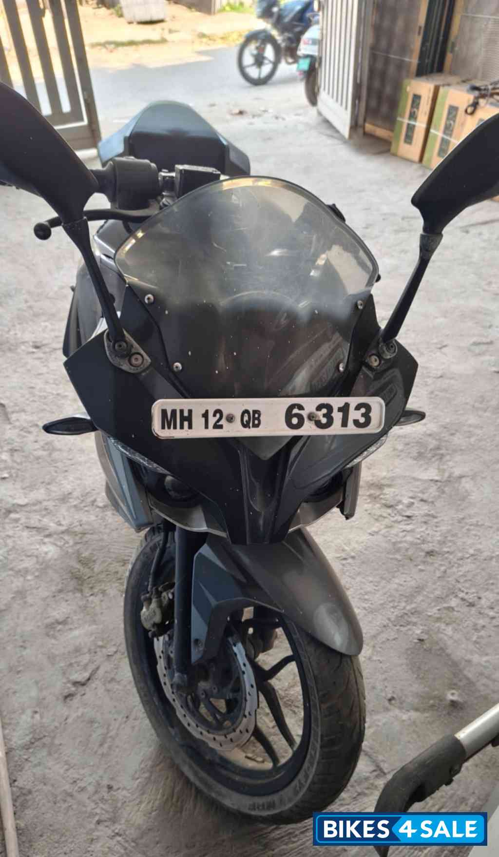 Black Bajaj Pulsar RS 200 Black Bajaj Pulsar RS 200