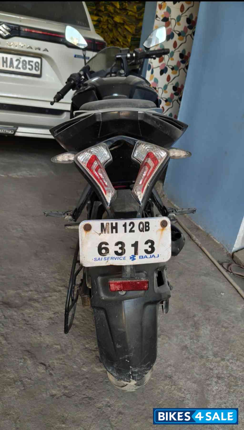 Black Bajaj Pulsar RS 200 Black Bajaj Pulsar RS 200