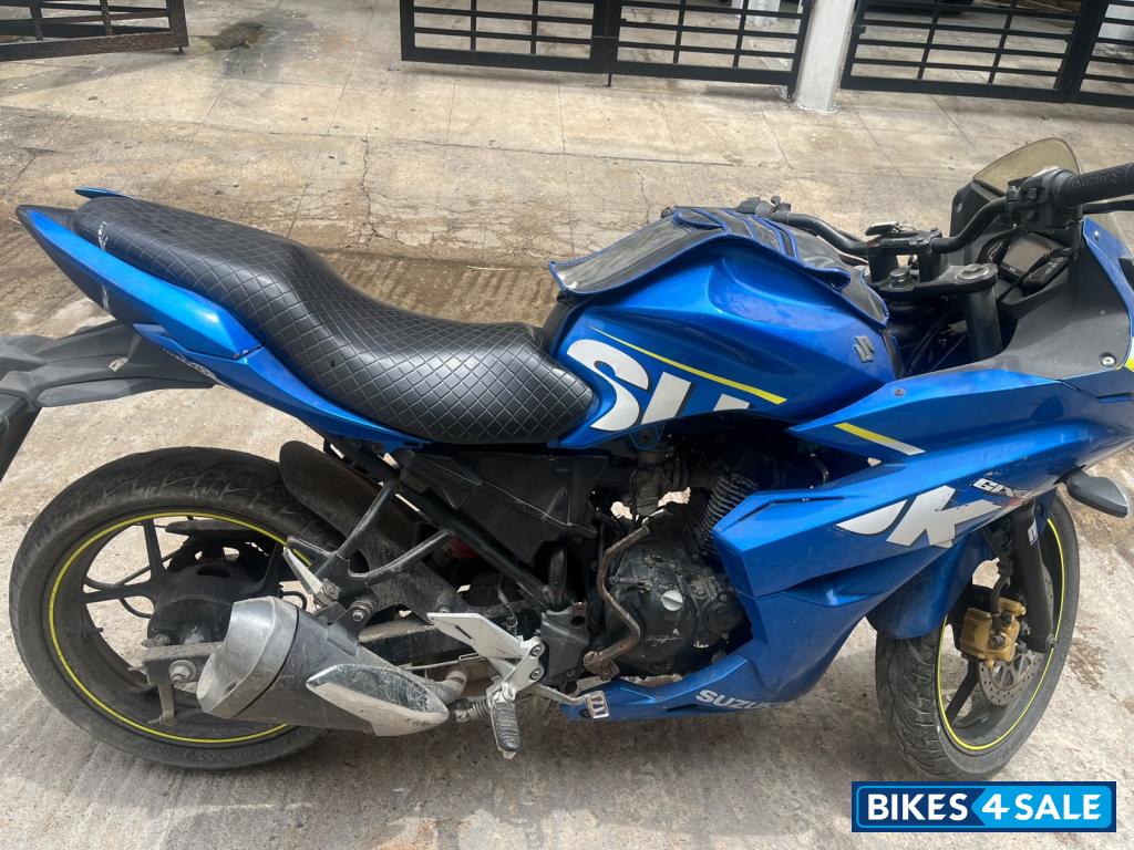 Blue Suzuki Gixxer SF SP