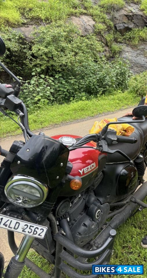 Yezdi Roadster Dual Tone