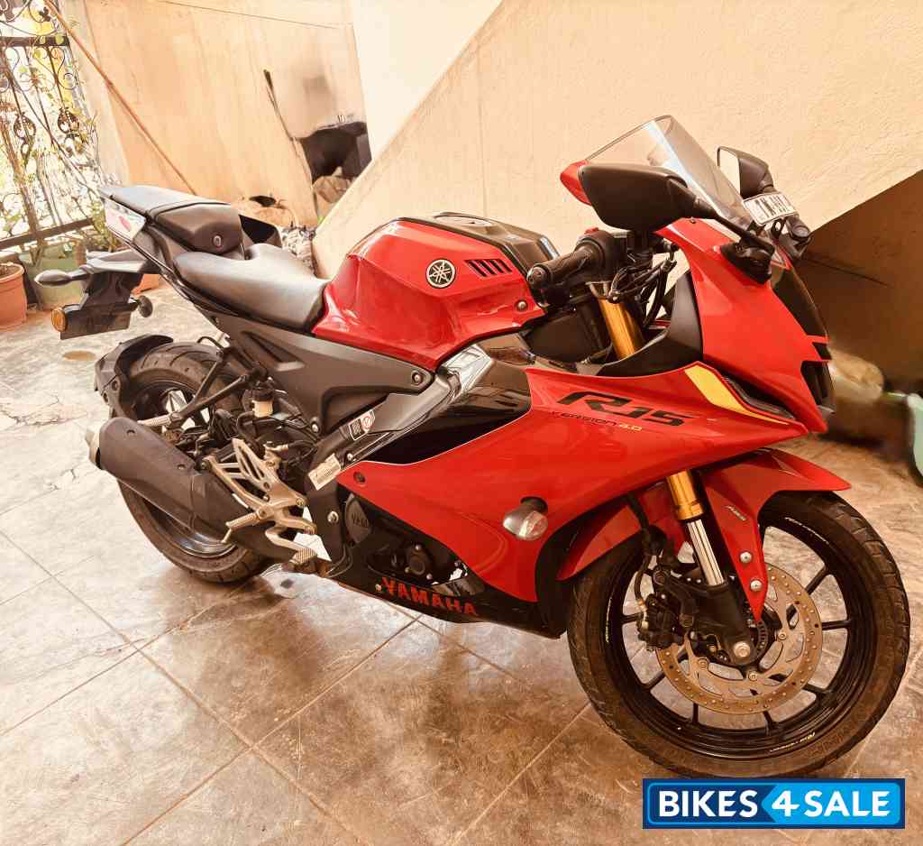 Red Yamaha R15 V4