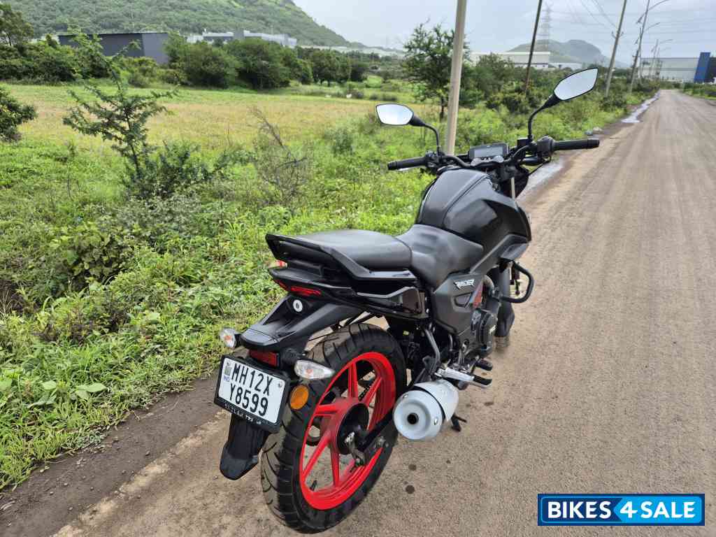 Black TVS Raider iGO Black TVS Raider iGO