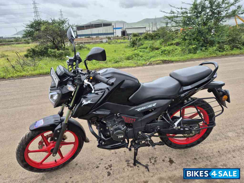 Black TVS Raider iGO Black TVS Raider iGO