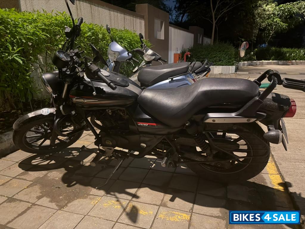 Black Bajaj Avenger Street 220 Black Bajaj Avenger Street 220