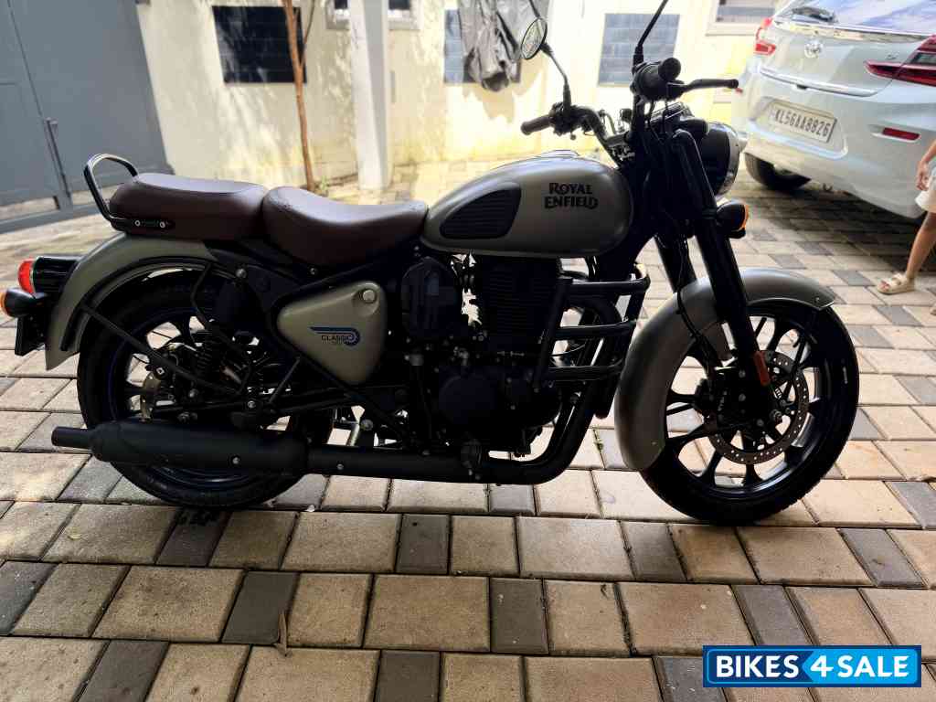 Gunmetal Grey Royal Enfield Classic 350 Dual Channel BS6 Gunmetal Grey Royal Enfield Classic 350 Dual Channel BS6