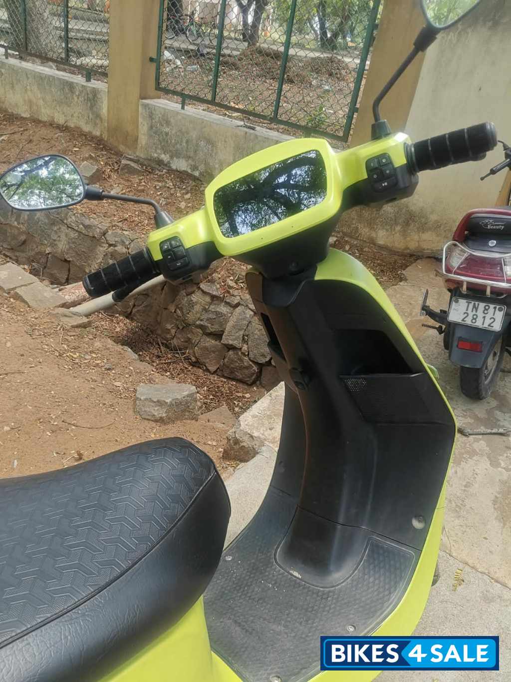 Neon Green (attractive) Ola S1 Air 4kWh Neon Green (attractive) Ola S1 Air 4kWh