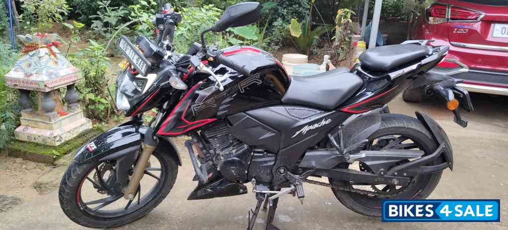 Black TVS Apache RTR 200 Fi 4V Race Edition 2.0 Black TVS Apache RTR 200 Fi 4V Race Edition 2.0