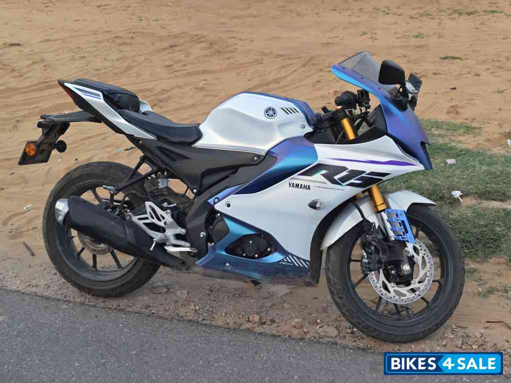 Pearl White Yamaha R15 V4 2025