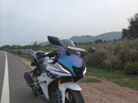 Pearl White Yamaha R15 V4 2025