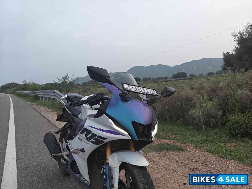 Pearl White Yamaha R15 V4 2025