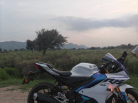 Pearl White Yamaha R15 V4 2025