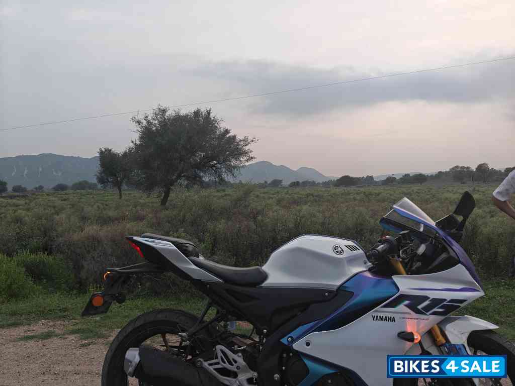Pearl White Yamaha R15 V4 2025