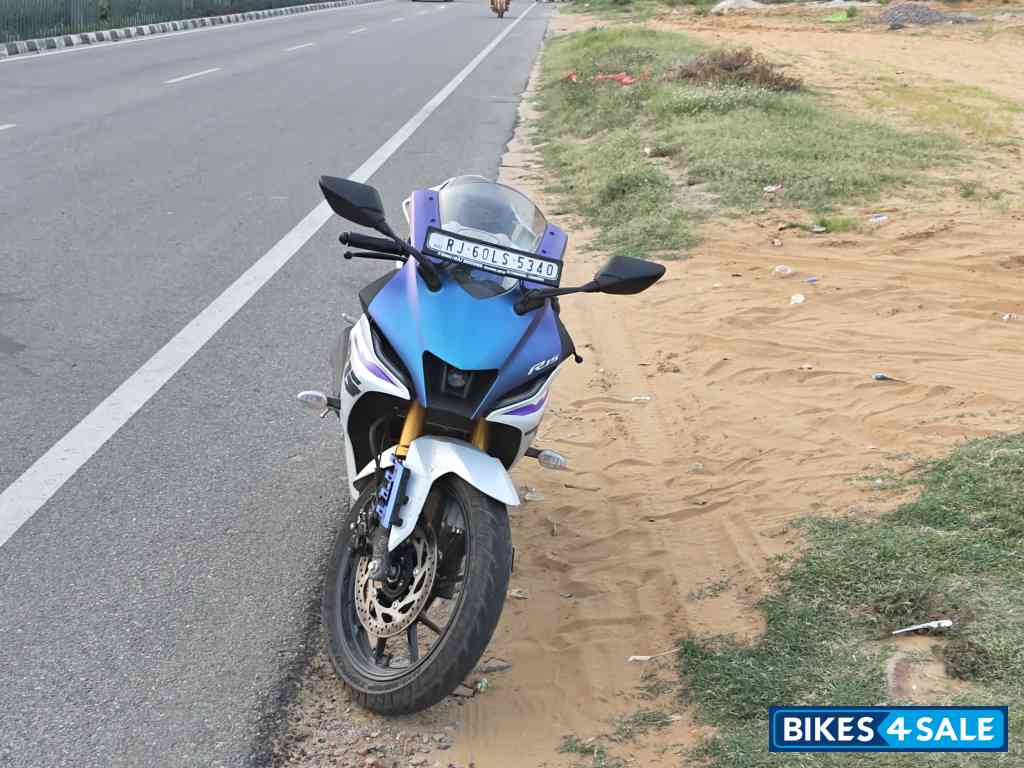 Pearl White Yamaha R15 V4 2025