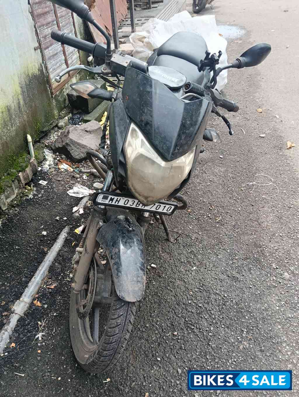 Black Bajaj Pulsar 135LS