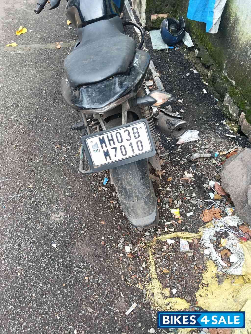 Black Bajaj Pulsar 135LS