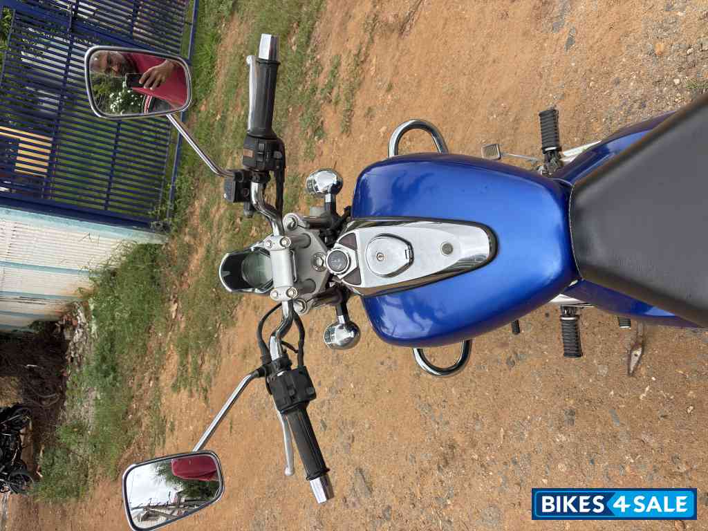 Blue Bajaj Avenger 220 DTS-i