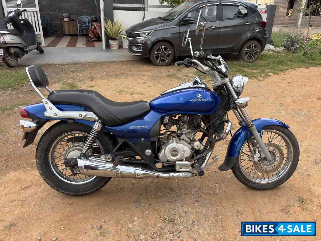 Blue Bajaj Avenger 220 DTS-i