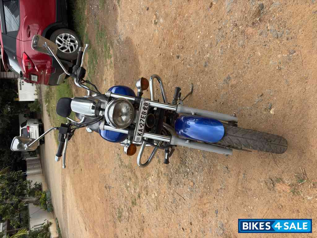 Blue Bajaj Avenger 220 DTS-i