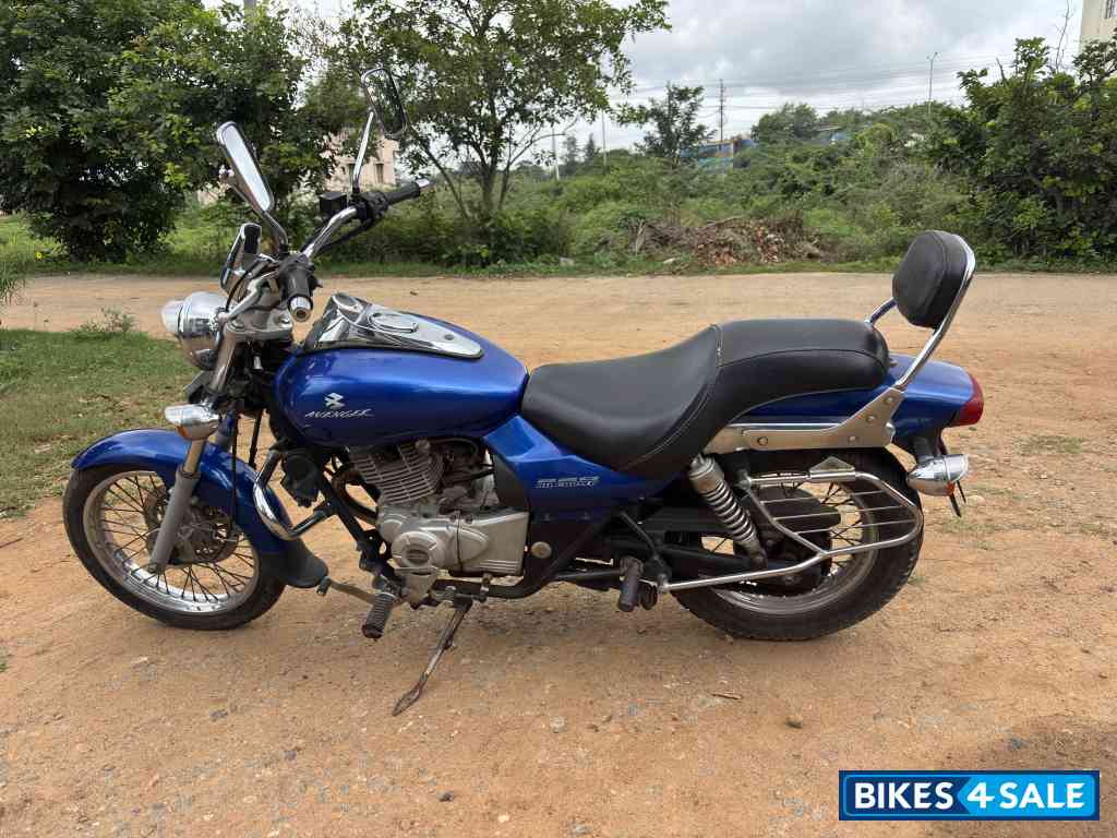 Blue Bajaj Avenger 220 DTS-i