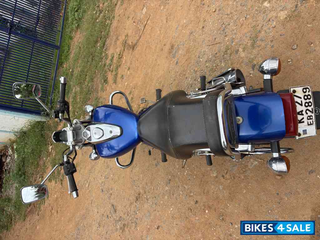 Blue Bajaj Avenger 220 DTS-i
