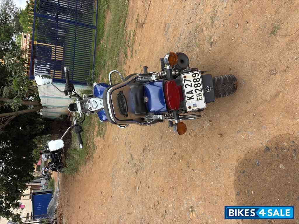 Blue Bajaj Avenger 220 DTS-i