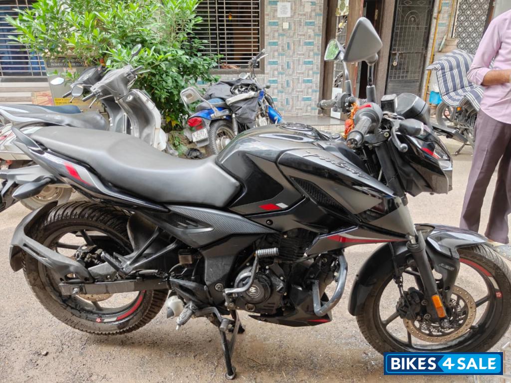 Black Bajaj Pulsar N150