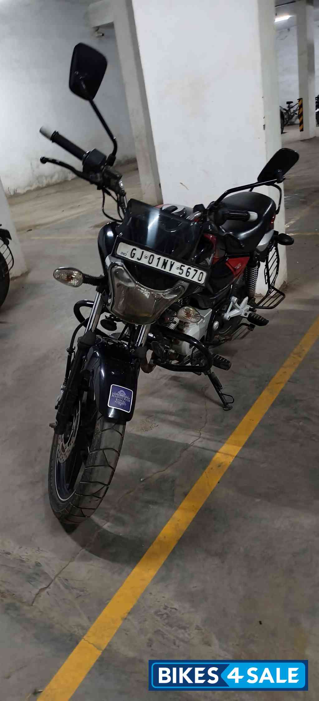 Black Bajaj V15 Black Bajaj V15