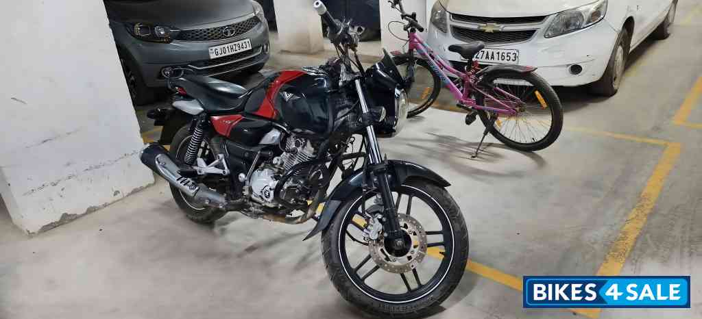 Black Bajaj V15 Black Bajaj V15