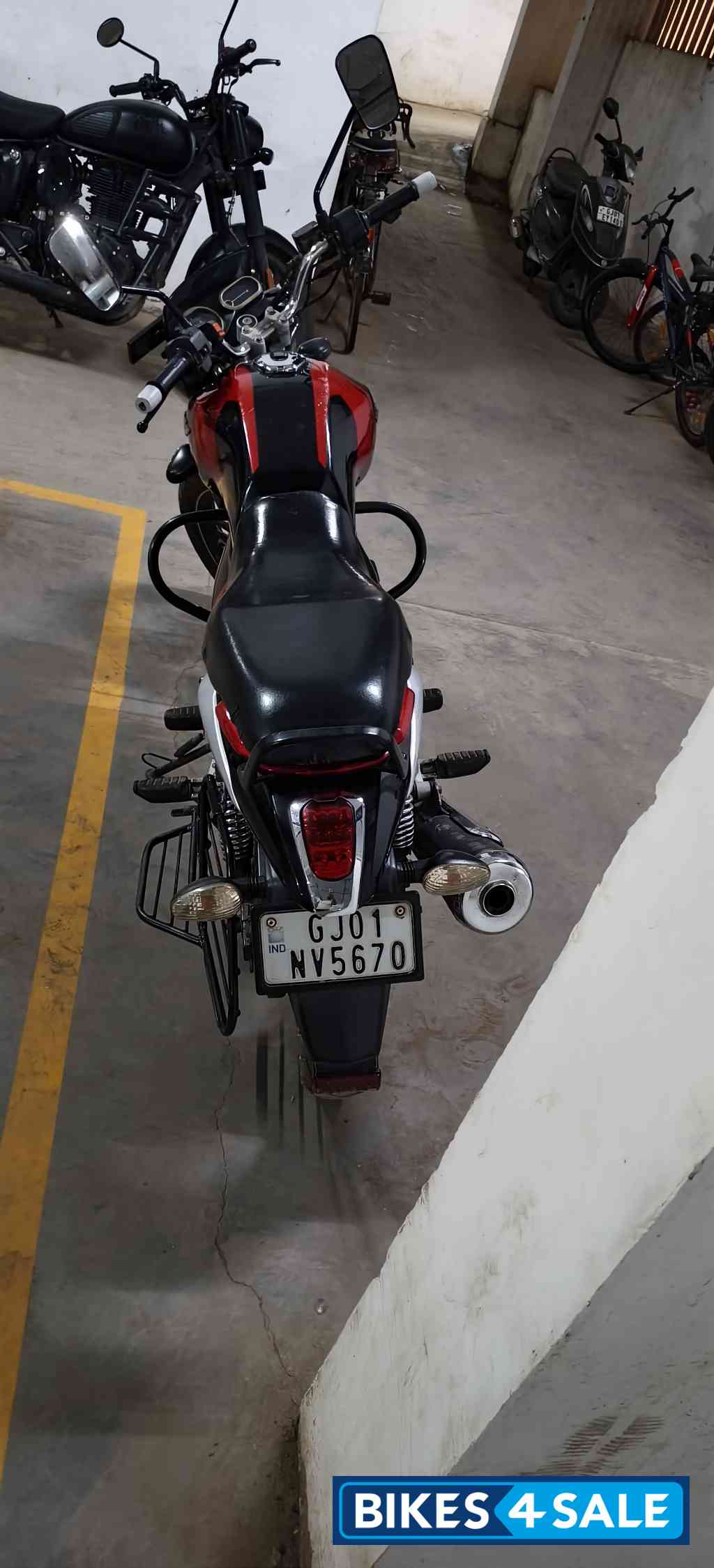 Black Bajaj V15 Black Bajaj V15