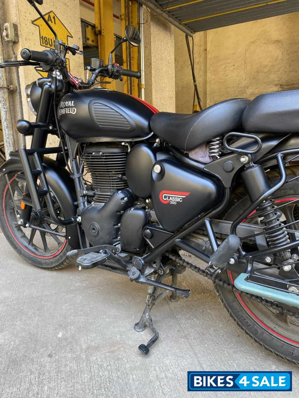 Royal Enfield Classic Stealth Black