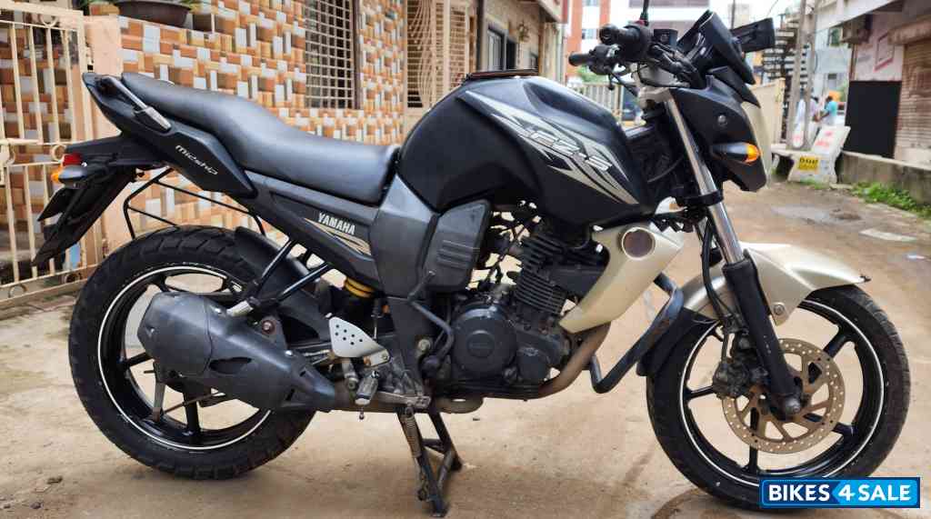 Black Yamaha FZ Black Yamaha FZ
