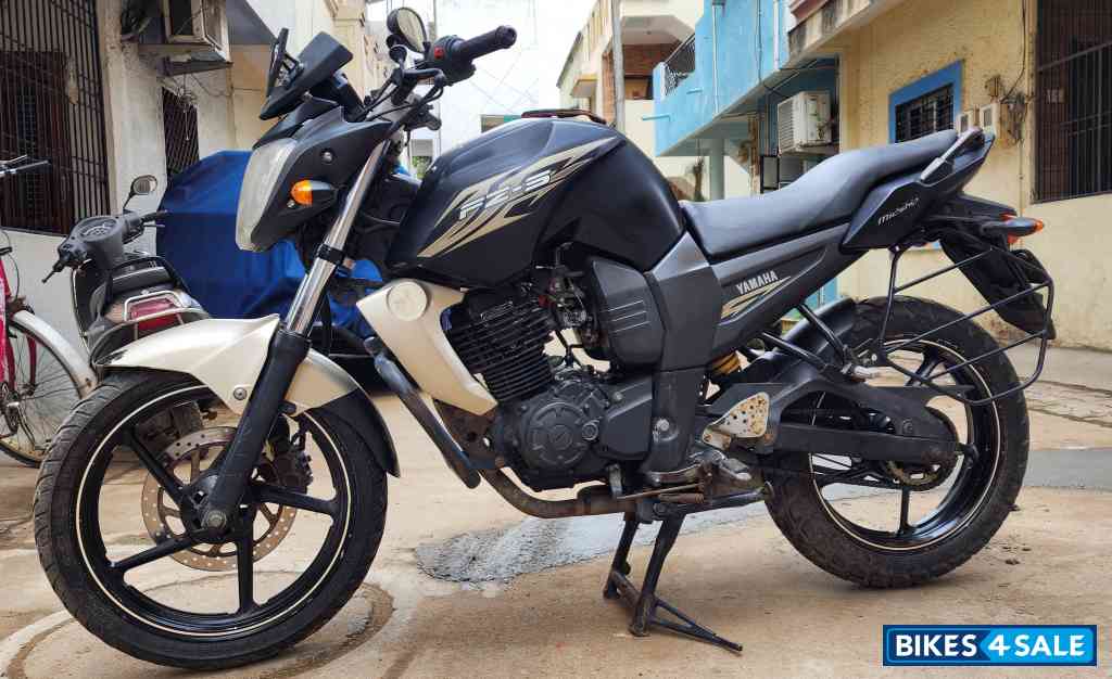 Black Yamaha FZ Black Yamaha FZ