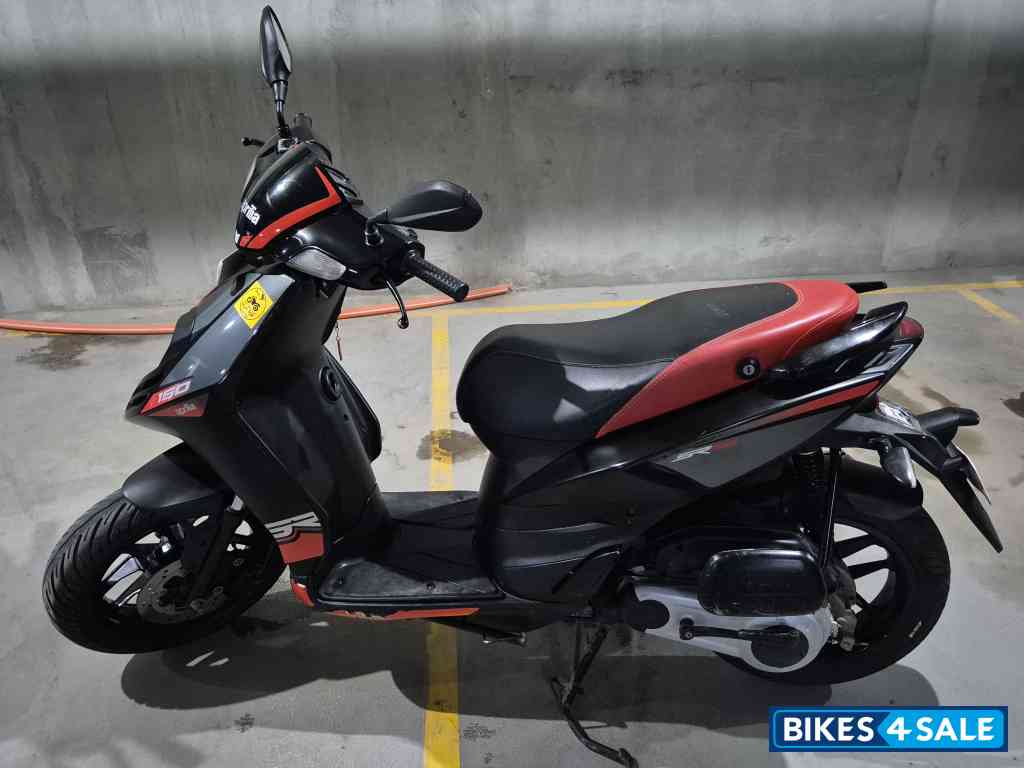 Black Aprilia SR 150 Black Aprilia SR 150