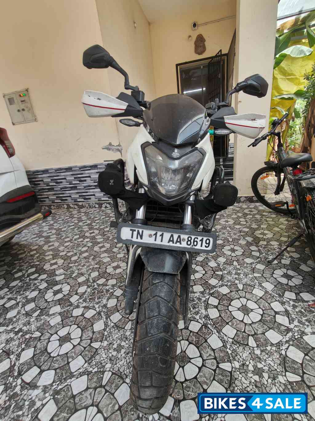 White Bajaj Dominar 400 White Bajaj Dominar 400
