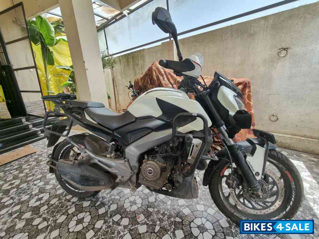 White Bajaj Dominar 400 White Bajaj Dominar 400