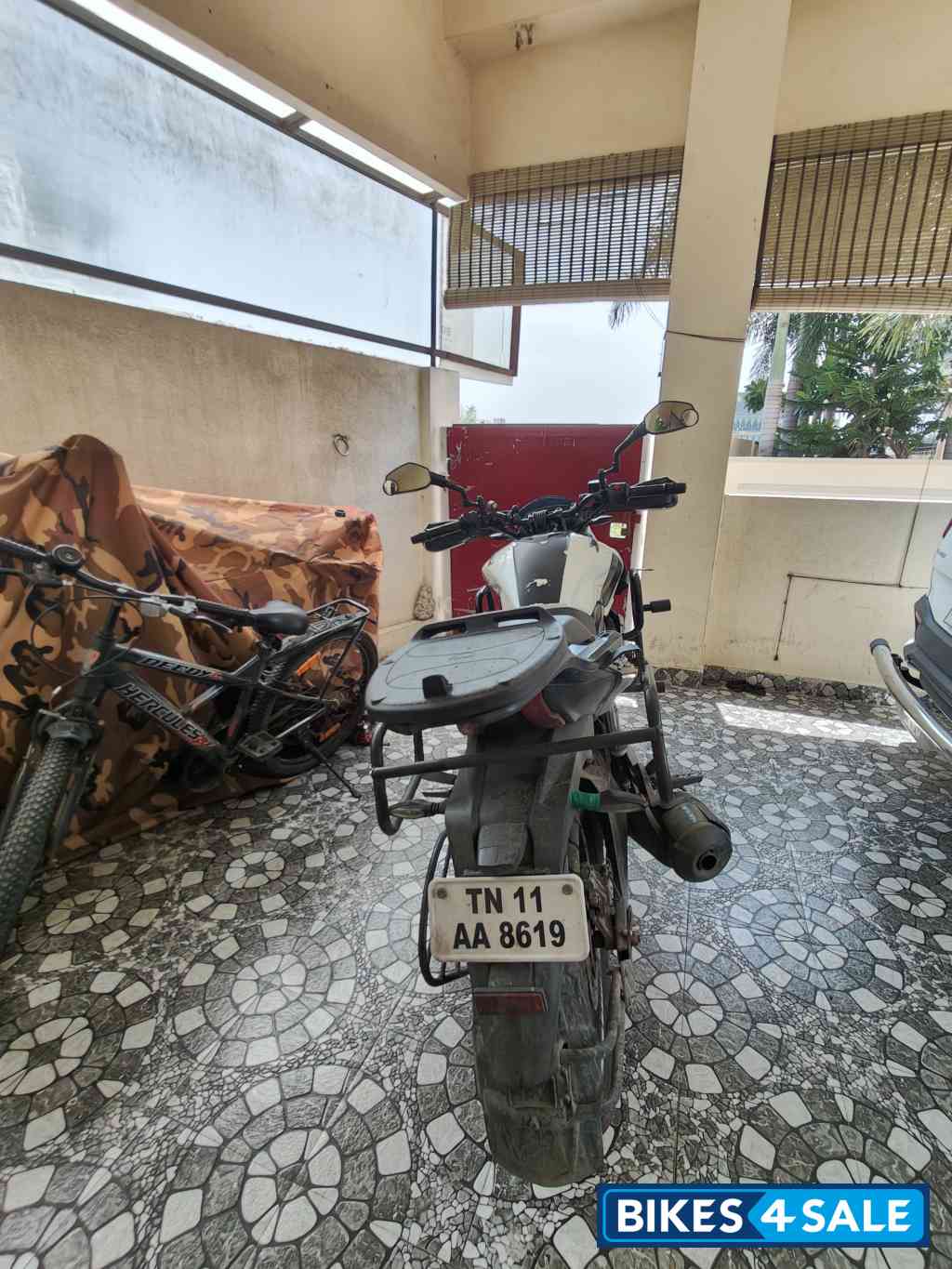 White Bajaj Dominar 400 White Bajaj Dominar 400
