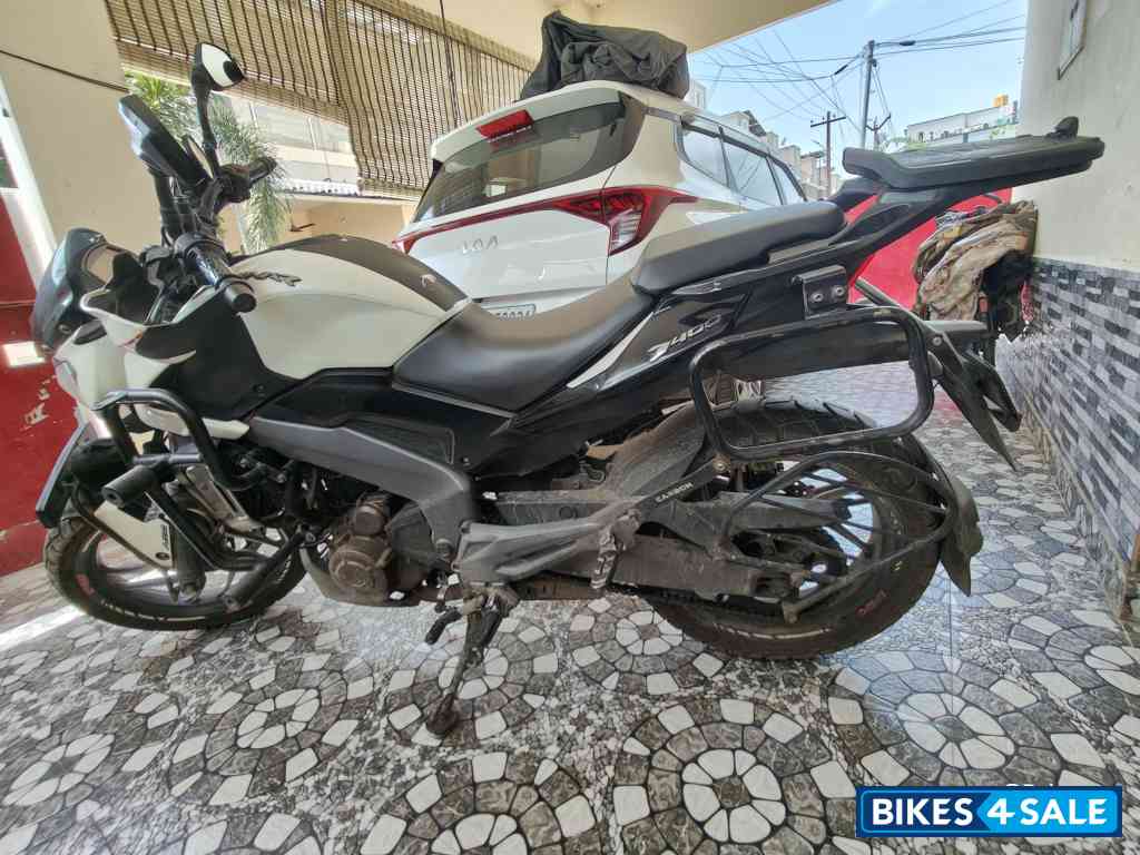 White Bajaj Dominar 400 White Bajaj Dominar 400