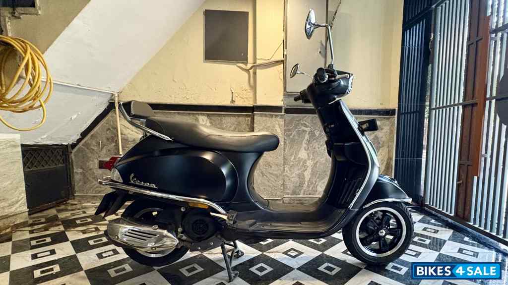 Matte Black Vespa SXL 125 BS6