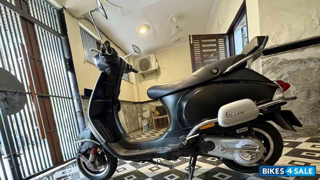 Matte Black Vespa SXL 125 BS6
