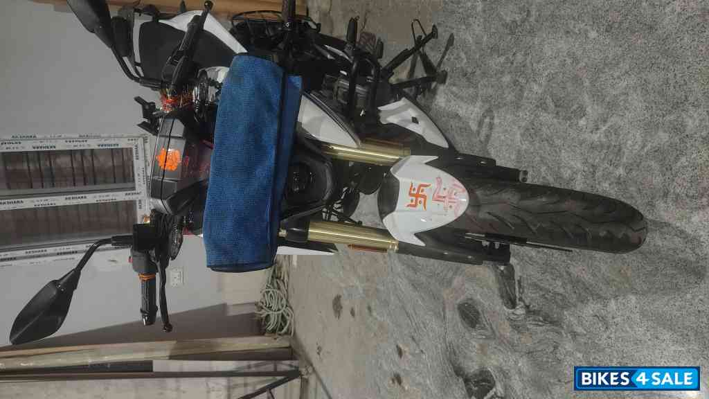Pearl White Bajaj Pulsar N250