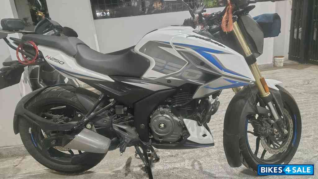 Pearl White Bajaj Pulsar N250 Pearl White Bajaj Pulsar N250