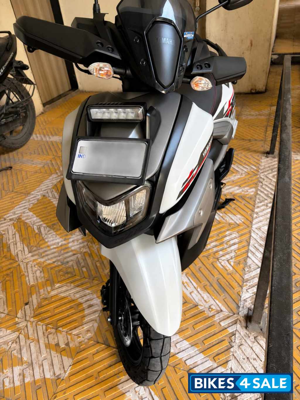 Silver White Cocktail Yamaha Ray ZR 125 Fi Hybrid