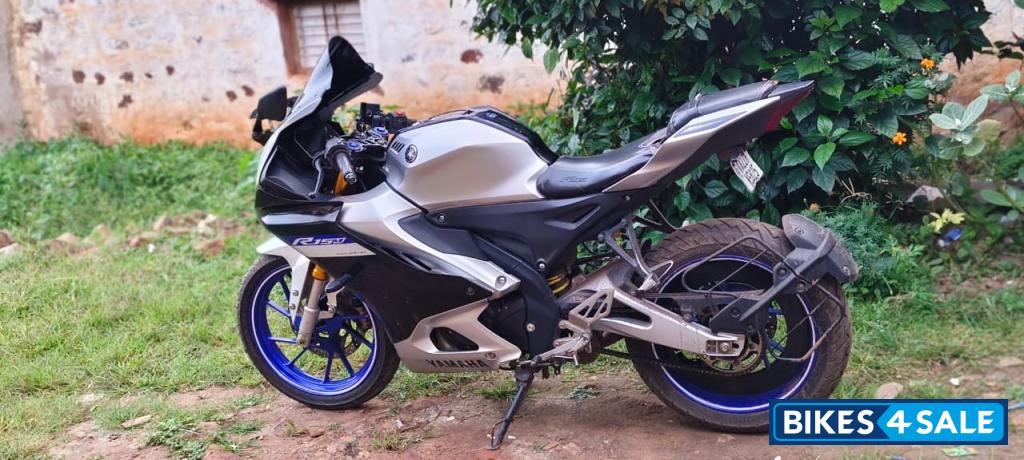 Metalic Grey Yamaha R15M Metalic Grey Yamaha R15M