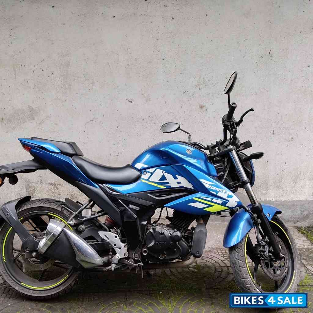 Metallic Blue Suzuki Gixxer BS6