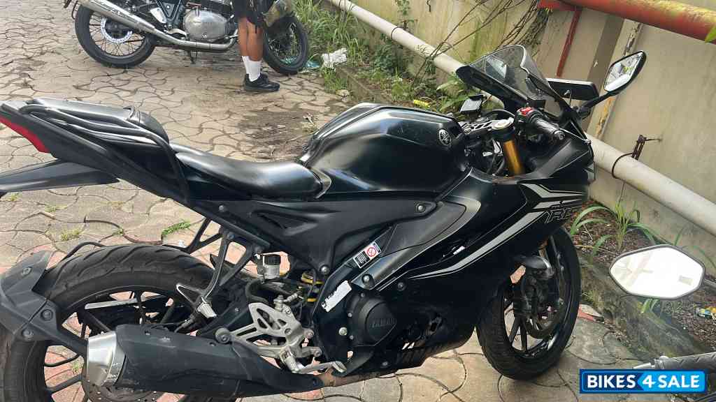Black Yamaha R15 V4